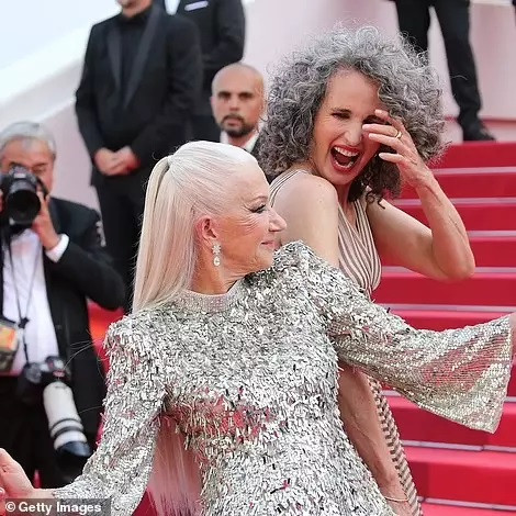 Lão bà 77 tuổi Helen Mirren khiêu vũ trên thảm đỏ Cannes gây sốt